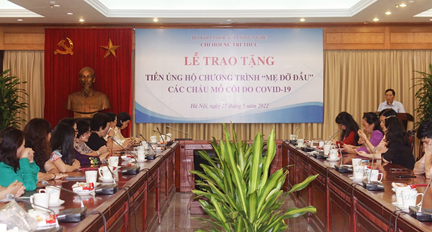 Bộ Khoa học và Công nghệ trao tặng 200 triệu đồng ủng hộ Chương trình “Mẹ đỡ đầu” các cháu mồ côi do Covid – 19