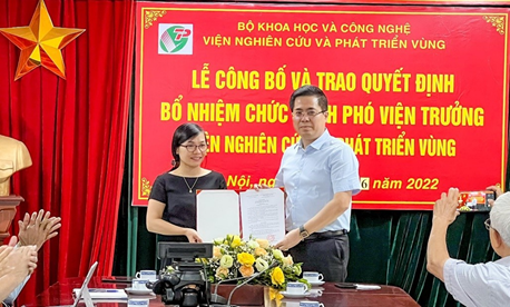 Công bố và Trao quyết định bổ nhiệm Phó Viện trưởng Viện Nghiên cứu và Phát triển Vùng