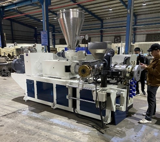 Chế tạo dây chuyền sản xuất gỗ nhựa tự động hóa cao bằng nguồn lực trong nước